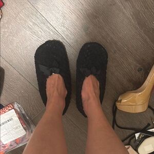 Black Cozy Slippers for Everyday Comfort